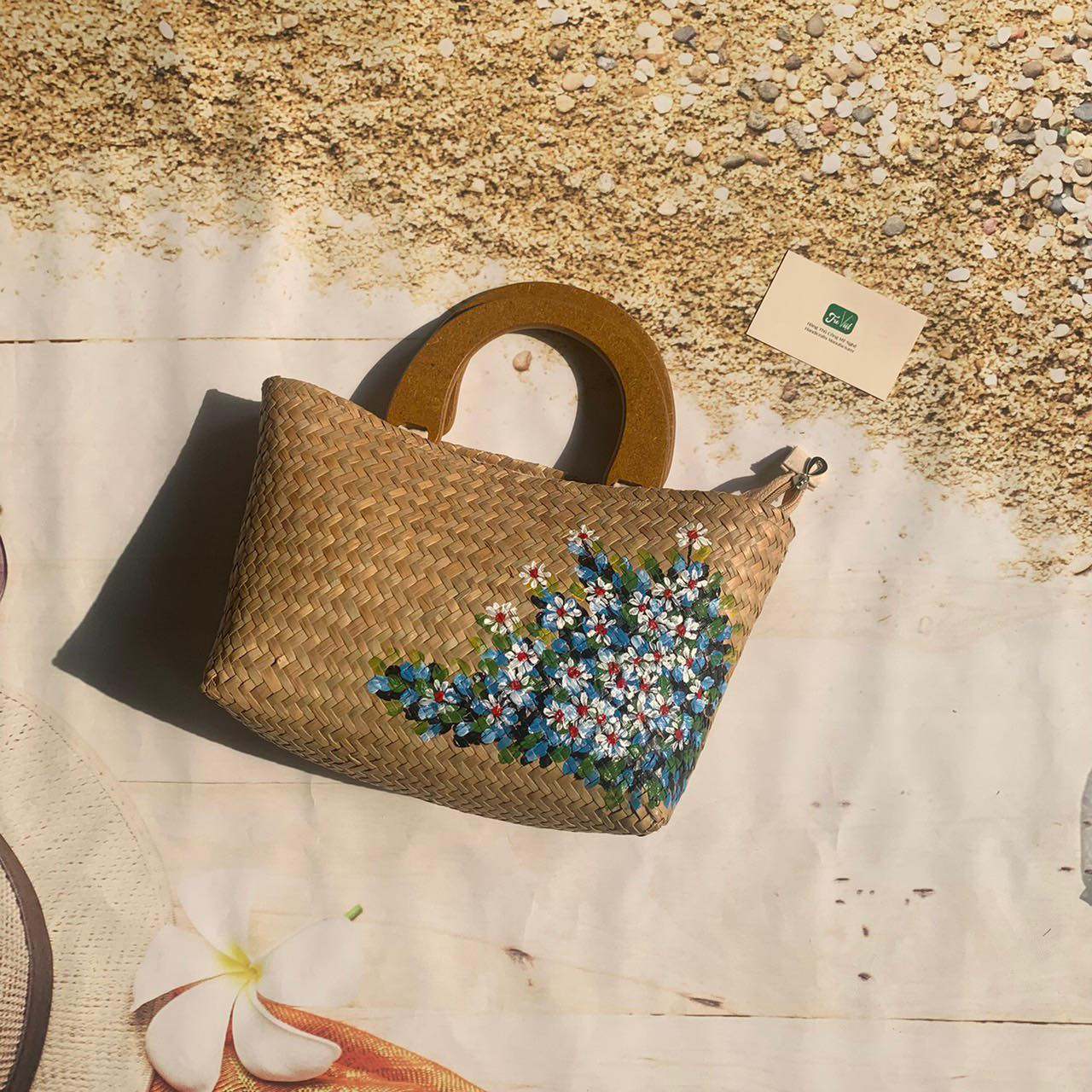 Beautiful Handwoven Water Hyacinth Handbag for Elegant Natural Fashion