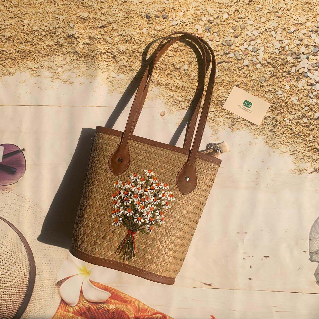Beautiful Handwoven Water Hyacinth Handbag for Elegant Natural Fashion